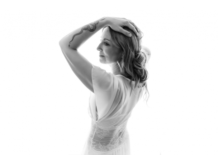Reconnecter à sa féminité grâce à une séance photo boudoir : quand l’image devient guérison