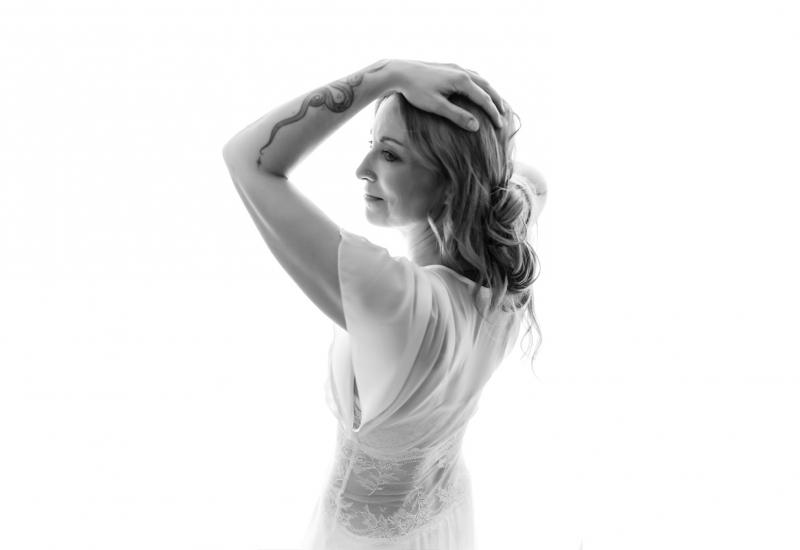 Reconnecter à sa féminité grâce à une séance photo boudoir : quand l’image devient guérison